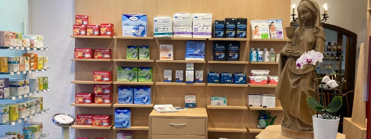 Innenansicht mit Statue